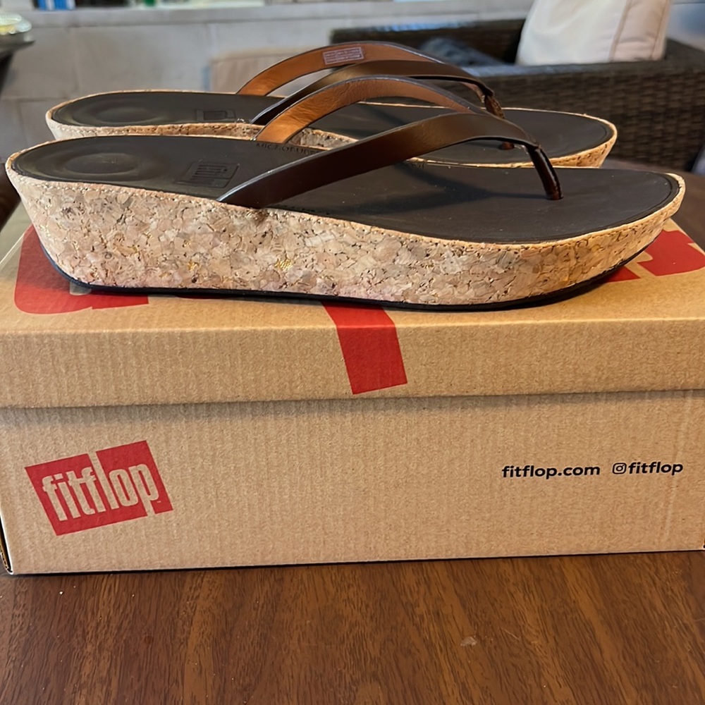 Fit Flop Linny Toe-Thong Sandals Brown Espresso Leather size 7.5 NWOB.